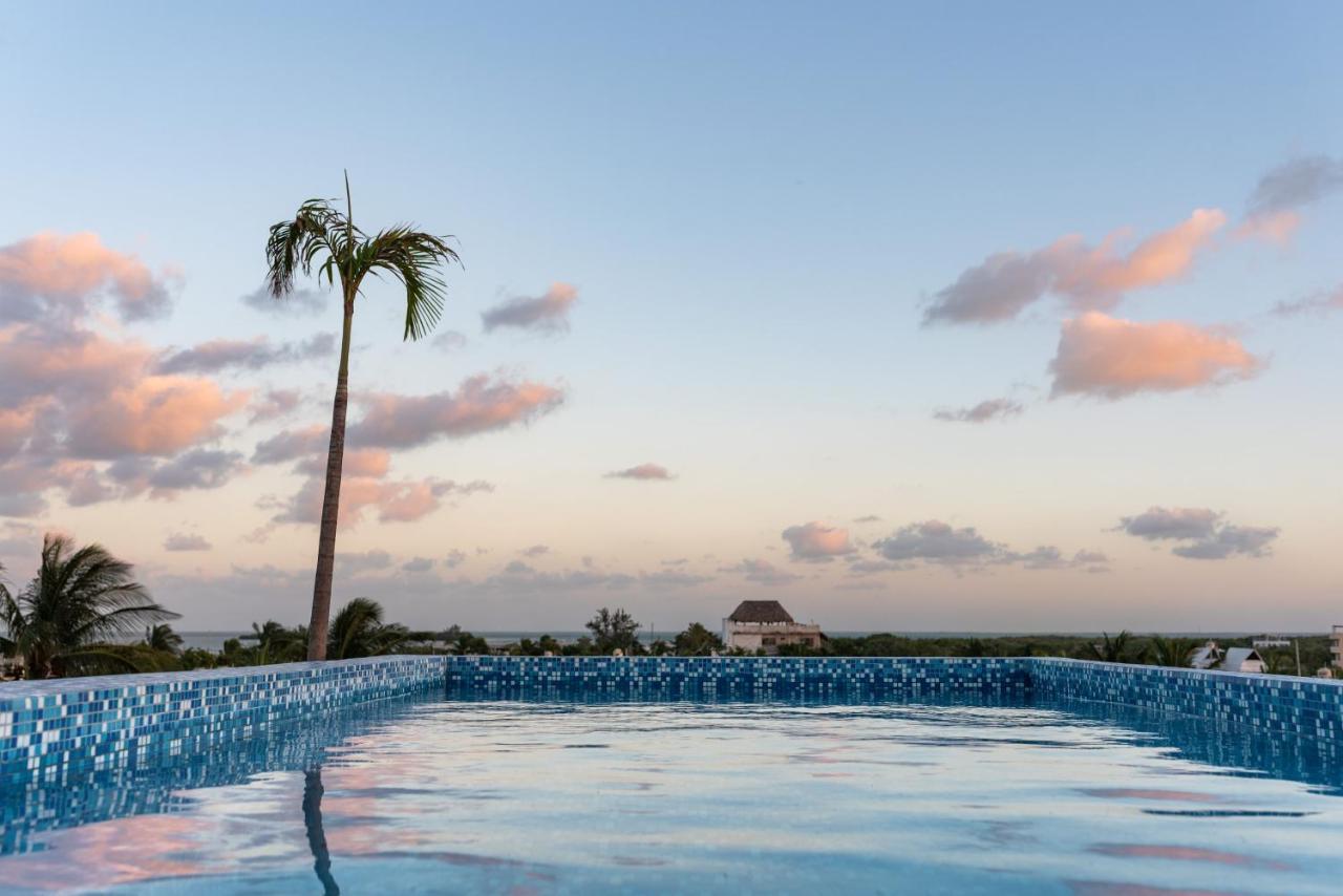 Hotel Mayari Holbox Eksteriør billede Infinity pool at the Grand Palladium Hotel, Playa del Carmen, Mexico