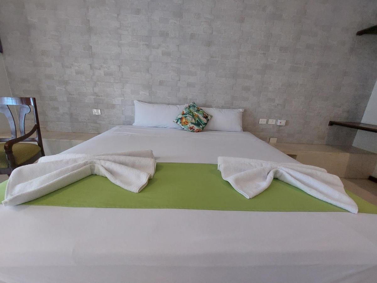 Hotel Mayari Holbox Eksteriør billede A bed with a duvet cover