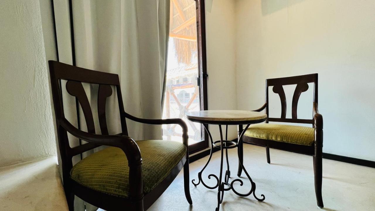 Hotel Mayari Holbox Eksteriør billede A table and two chairs