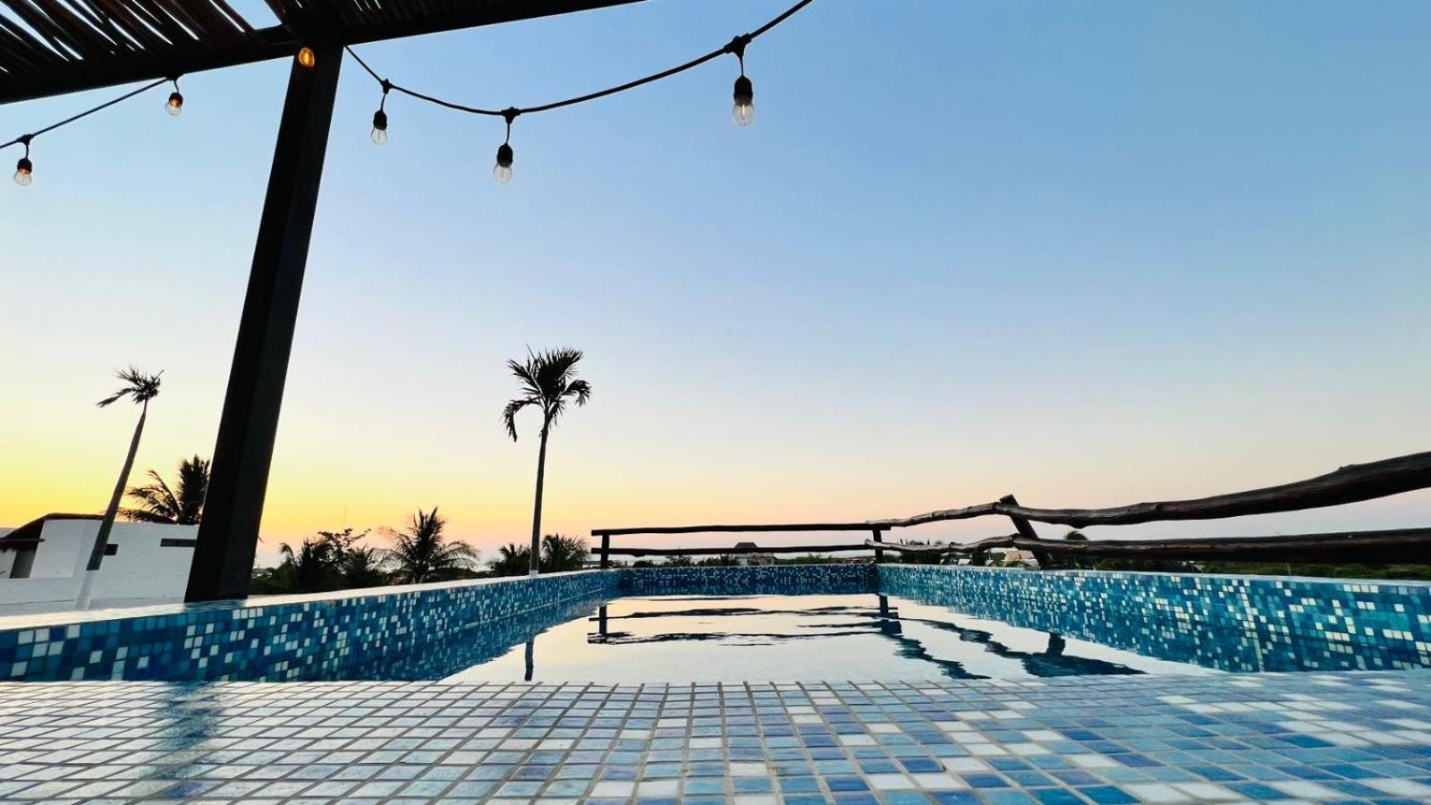 Hotel Mayari Holbox Eksteriør billede Rooftop pool at the hotel
