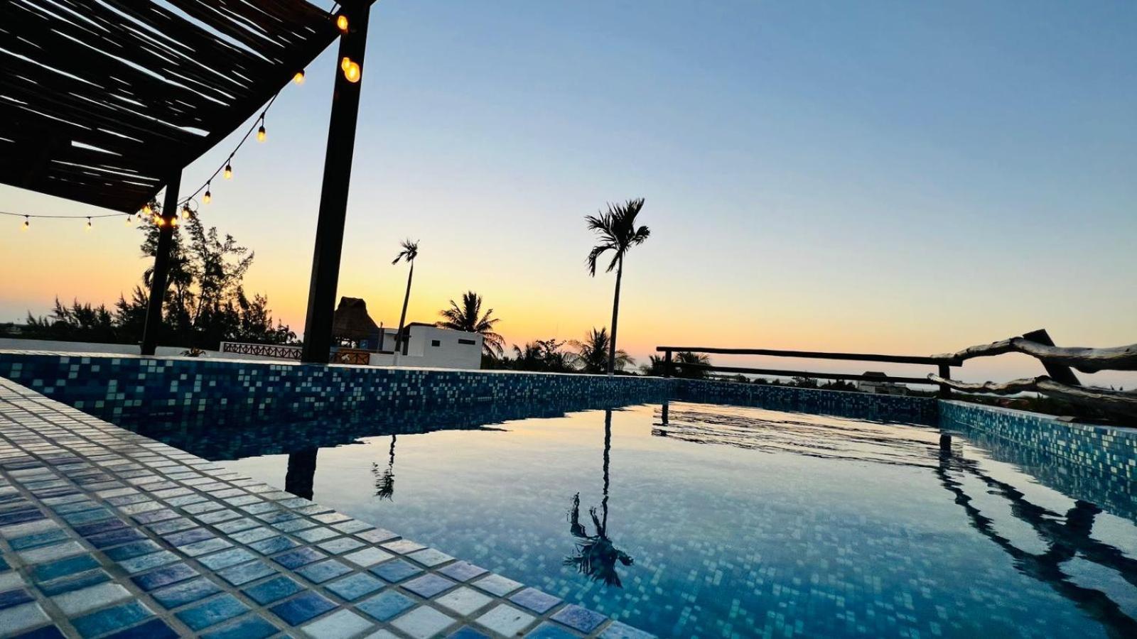 Hotel Mayari Holbox Eksteriør billede Sunset at the pool